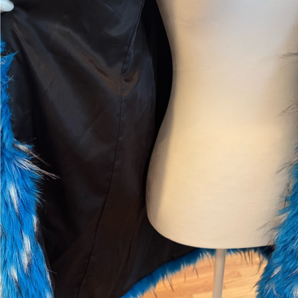 A faux fur coat, that’s both “Hot and Cool!” - Picture 11 of 11